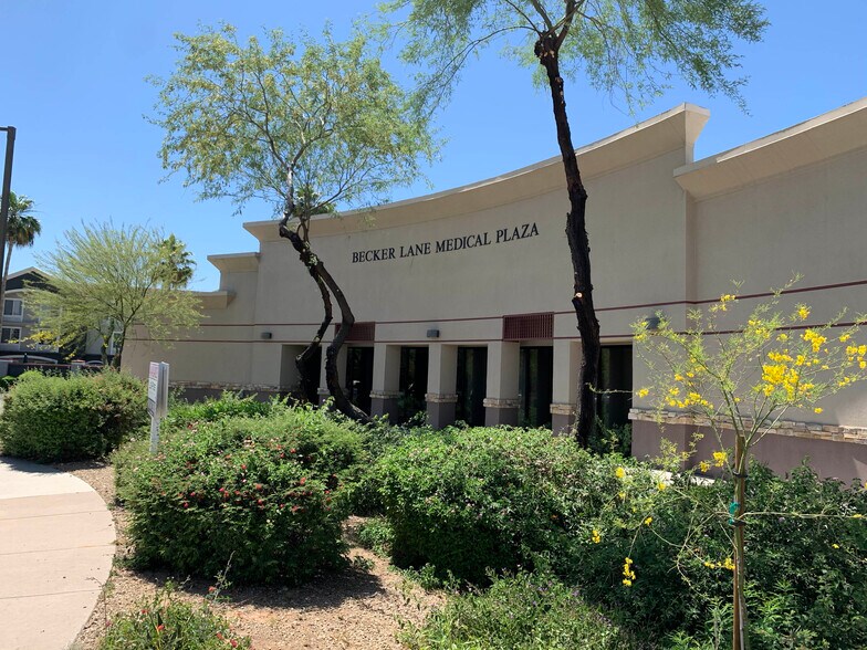 8896 E Becker Ln, Scottsdale, AZ à louer - Photo du bâtiment - Image 1 de 2