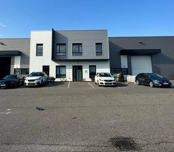 Flex in Mions for lease - Building Photo - Image 1 of 3