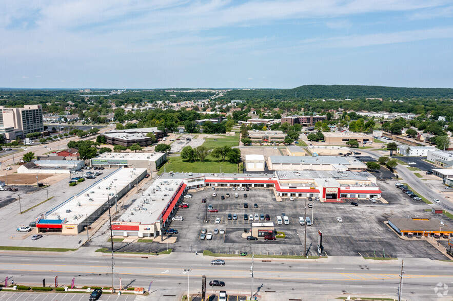 6900-6952 S Lewis Ave, Tulsa, OK à louer - Photo du b timent - Image 3 de 5