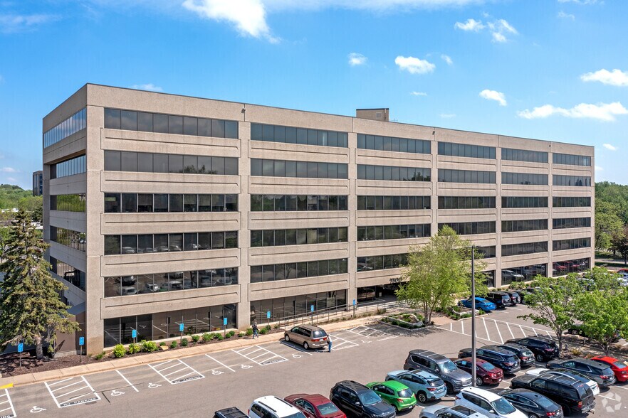 7300 Metro Blvd, Edina, MN à louer - Photo du bâtiment - Image 2 de 12