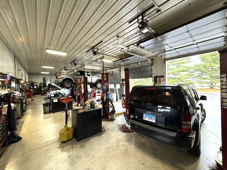 1951 Wiesbrook Rd, Oswego, IL for sale - Interior Photo - Image 3 of 11