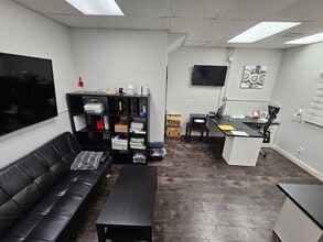 425 S Victory Blvd, Burbank, CA for lease Interior Photo- Image 1 of 6