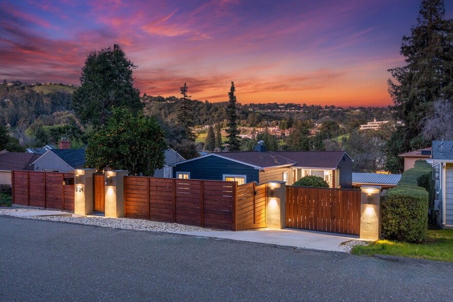 8124 Greenly Dr, Oakland, CA for sale - Primary Photo - Image 1 of 44