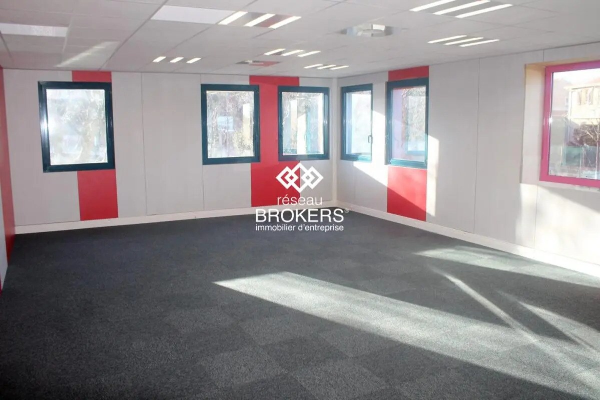 Office in Saint-Genis-Laval for lease Interior Photo- Image 1 of 14