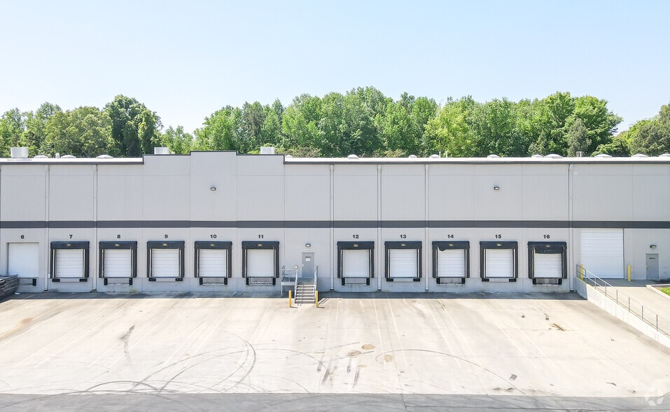 2201 Interstate North Dr, Charlotte, NC for lease - Building Photo - Image 2 of 13