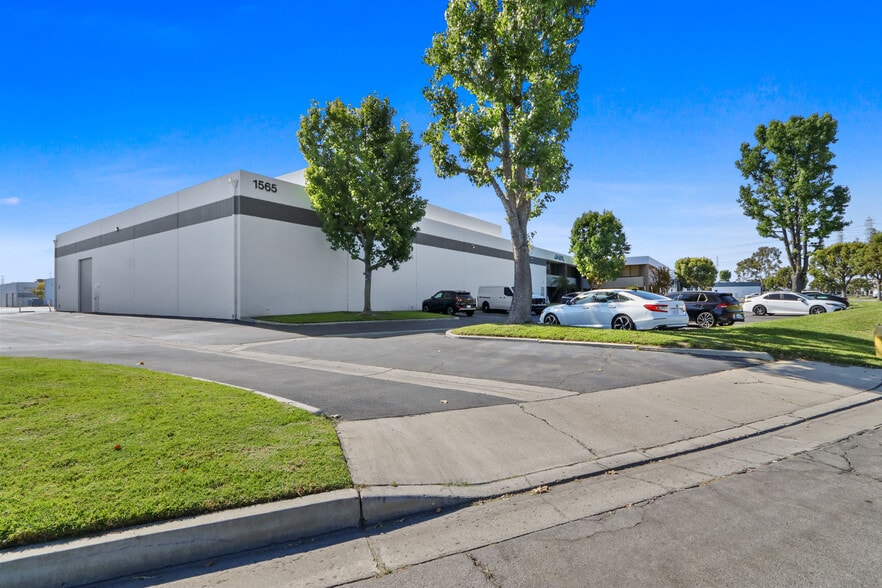 1555-1565 S Sinclair St, Anaheim, CA à louer - Photo du bâtiment - Image 1 de 6