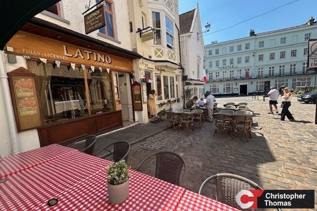 1-3 Church Ln, Windsor à louer - Photo du bâtiment - Image 2 de 5