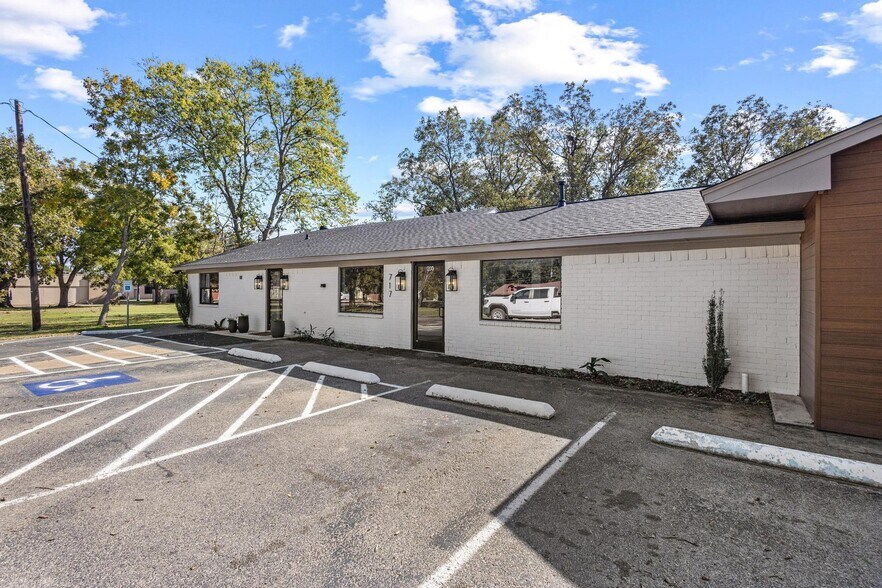 717 E Liberty St, Pilot Point, TX à louer - Photo du bâtiment - Image 3 de 23