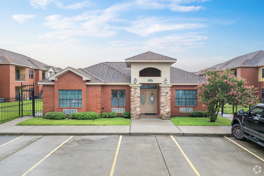 107 Oak Park Dr, Clute, TX for sale - Building Photo - Image 3 of 11