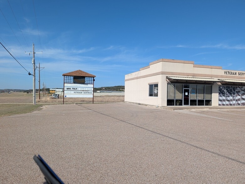 8 Unit Retail Center | 100% Occupied portefeuille de 2 propriétés à vendre sur LoopNet.ca - Photo du bâtiment - Image 3 de 5