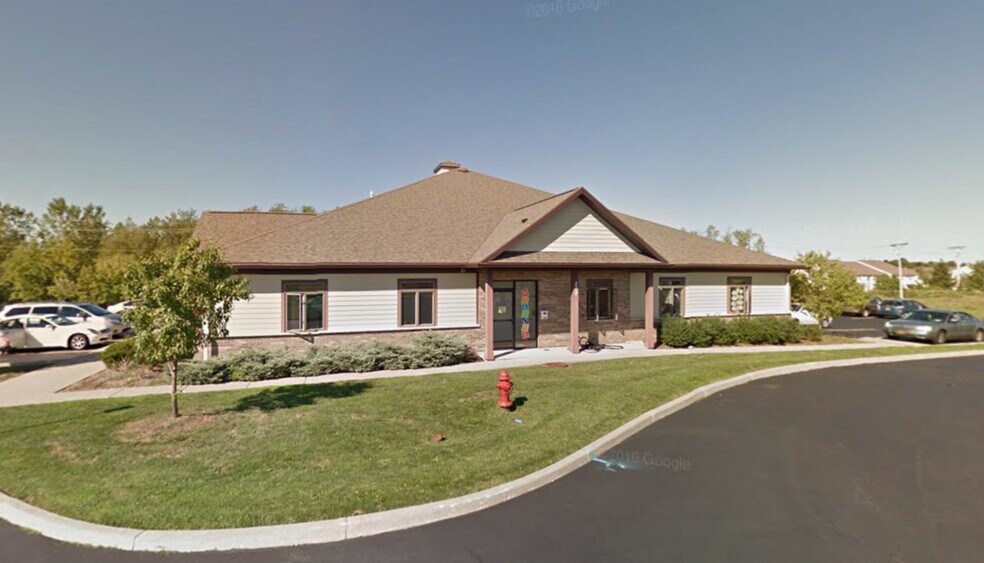 200 Bram Hall dr, Greece, NY à vendre - Photo du bâtiment - Image 2 de 4