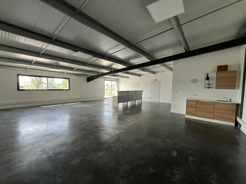 Office in Le Thor for lease - Interior Photo - Image 2 of 11