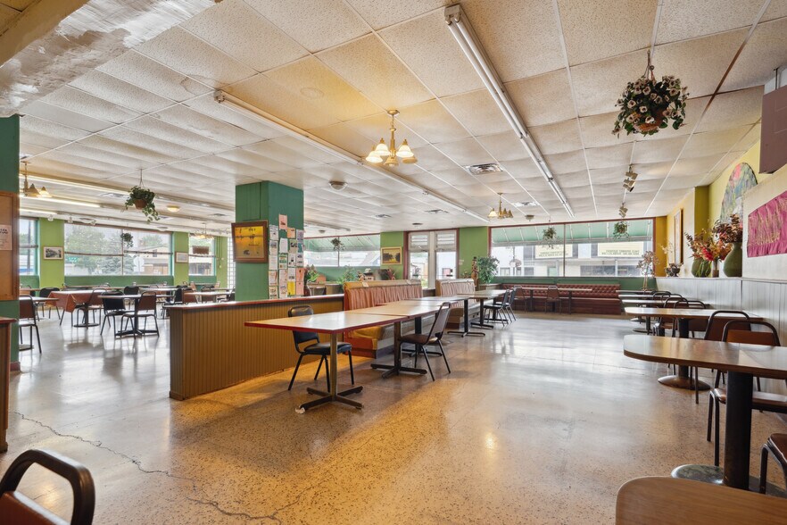 120 Broadway ave, Fairfield, IA à vendre - Photo du bâtiment - Image 3 de 11