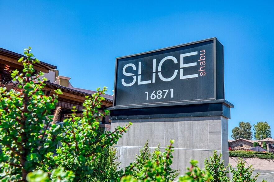 16871 Beach Blvd, Huntington Beach, CA à vendre - Photo du bâtiment - Image 3 de 13