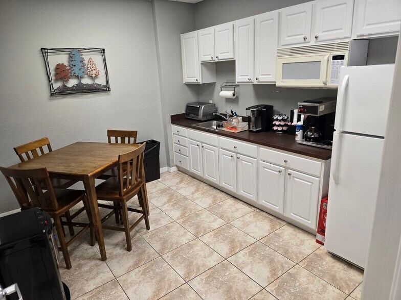 5605 2nd St W, Lehigh Acres, FL à vendre - Photo du bâtiment - Image 3 de 11