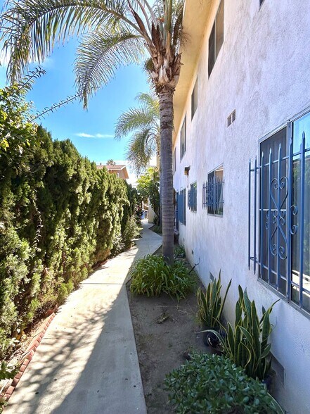 6214 S Victoria Ave, Los Angeles, CA à vendre - Photo du bâtiment - Image 3 de 15