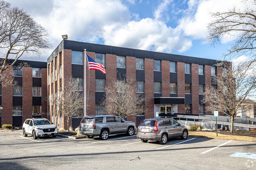 65 Walnut St, Wellesley, MA à louer - Photo du bâtiment - Image 2 de 5