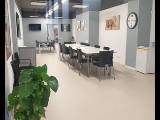 Plus de détails pour Multi-résidentiel à vendre