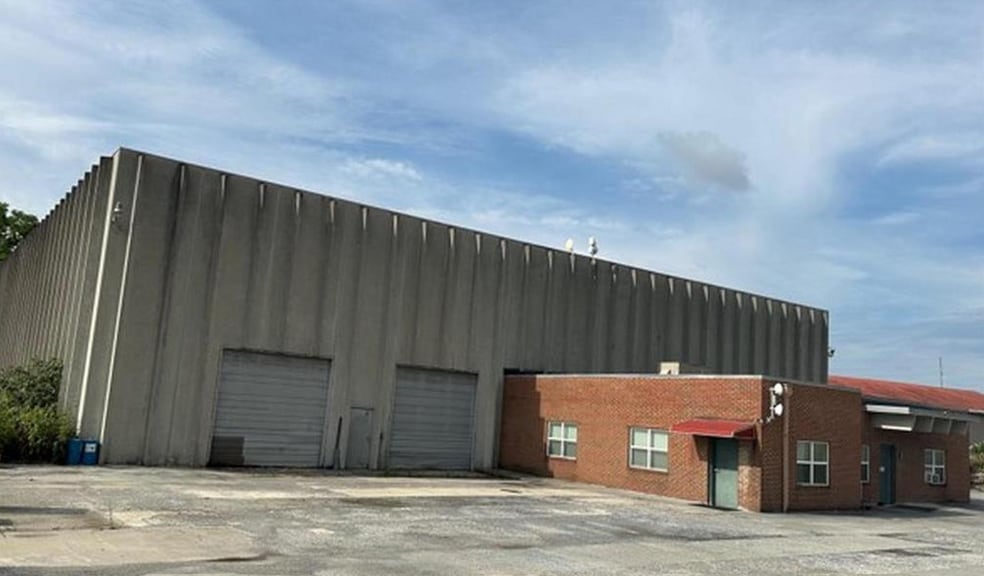 AUCTION - Country Club Road Portfolio portfolio of 2 properties for sale on LoopNet.ca - Building Photo - Image 2 of 3