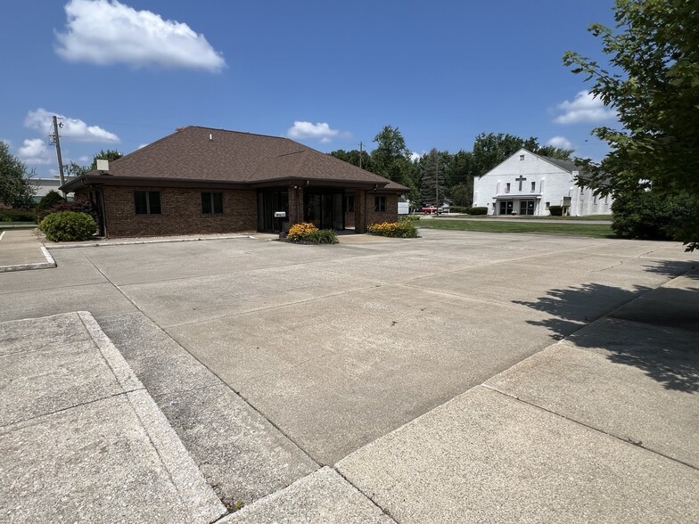 601 E Bristol St, Elkhart, IN for lease - Building Photo - Image 3 of 7