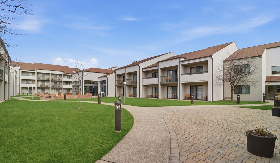 100 West Algonquin Rd, Arlington Heights, IL for sale - Primary Photo - Image 1 of 28