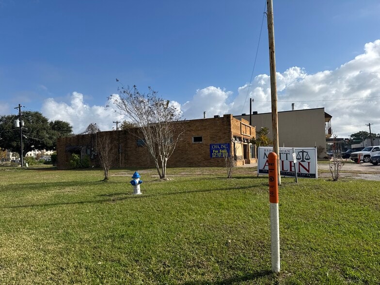 130 W Myrtle St, Angleton, TX for sale - Building Photo - Image 3 of 6