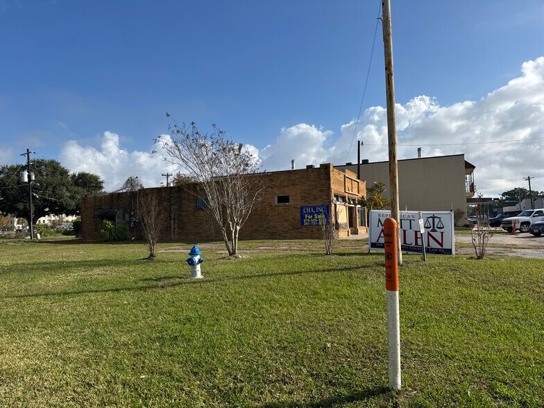 130 W Myrtle St, Angleton, TX à vendre - Photo du bâtiment - Image 3 de 6