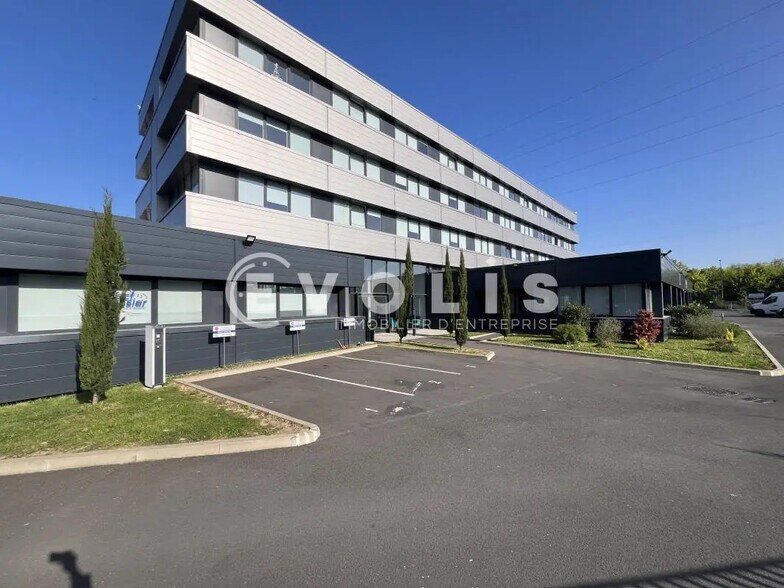 Office in Rosny-sous-Bois for lease - Building Photo - Image 1 of 13