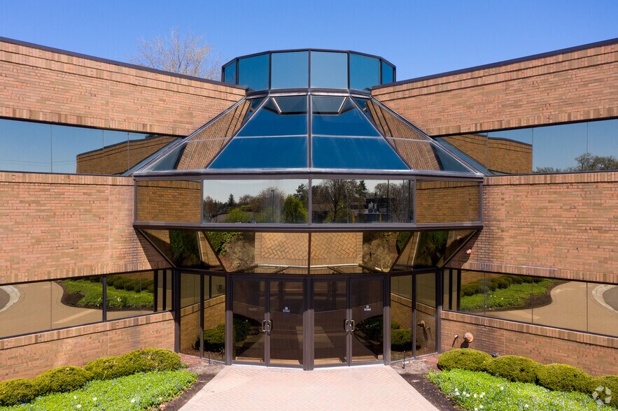 33300 5 Mile Rd, Livonia, MI à louer - Photo du bâtiment - Image 3 de 7