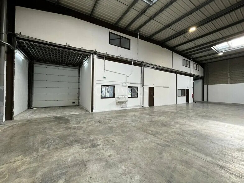 Flex in Le Thillay for lease - Interior Photo - Image 3 of 11