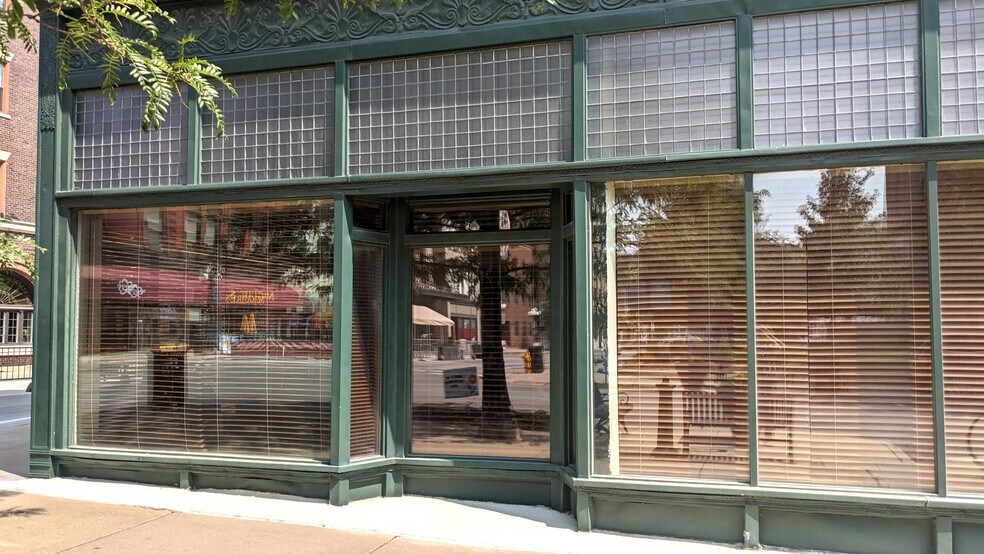 115 W Jefferson St, Bloomington, IL à louer - Photo du bâtiment - Image 3 de 10