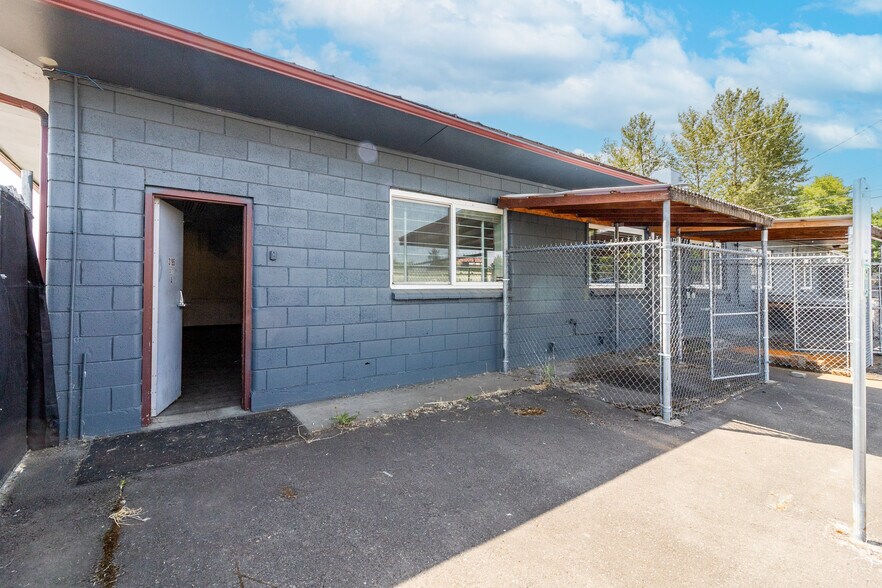 3215 Meadow Ln, Eugene, OR à vendre - Photo du bâtiment - Image 2 de 15
