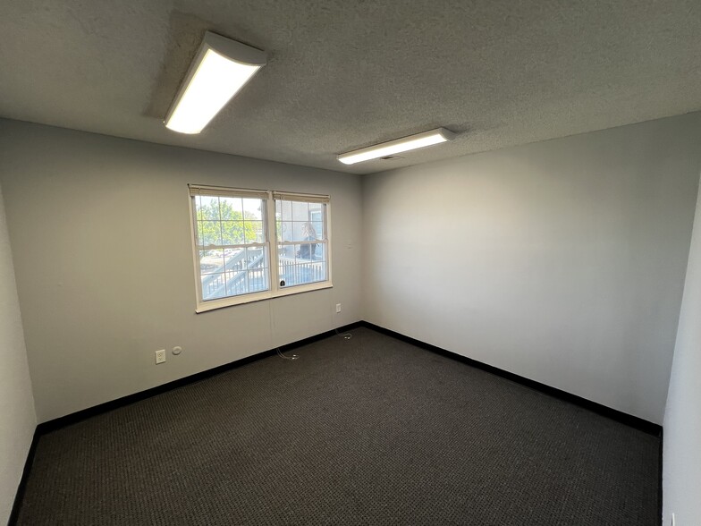 8001 Shawnee Mission Pky, Shawnee Mission, KS for lease - Building Photo - Image 2 of 4