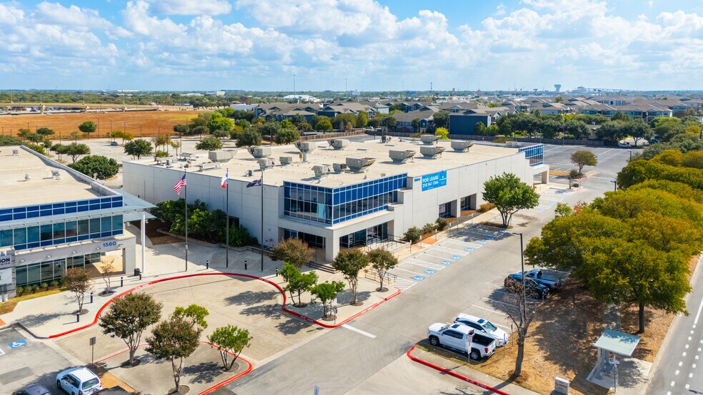 1560 Cable Ranch Rd, San Antonio, TX à louer - Photo du bâtiment - Image 2 de 4