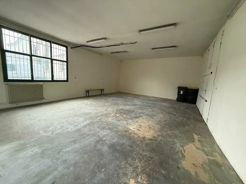 Flex in Tremblay-en-France for lease - Interior Photo - Image 2 of 6