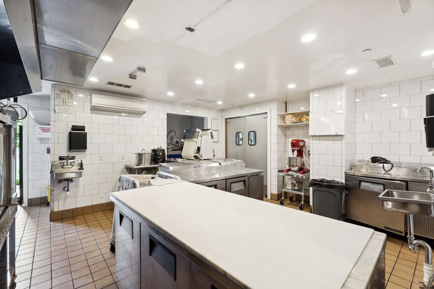 203 Bridgehampton Tpke, Bridgehampton, NY for lease - Interior Photo - Image 3 of 18