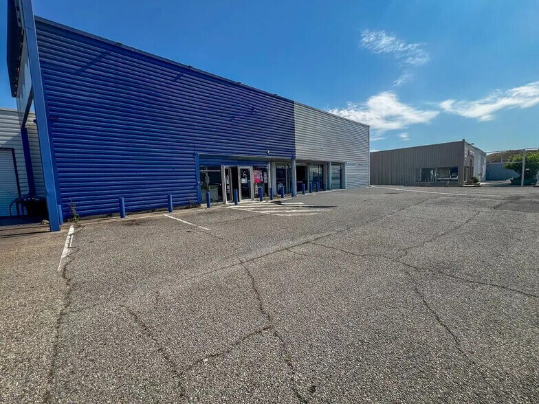 Retail in Orange for lease - Building Photo - Image 1 of 8