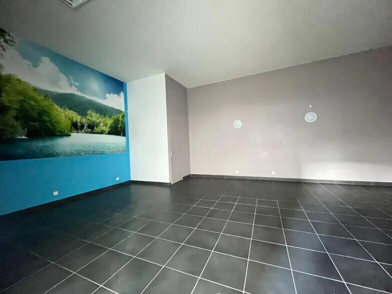 27 Rue D'Inkermann, Villeurbanne for lease - Interior Photo - Image 3 of 4