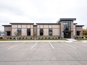 2621 Ginger Woods Pkwy, Aurora, IL for lease Building Photo- Image 1 of 4