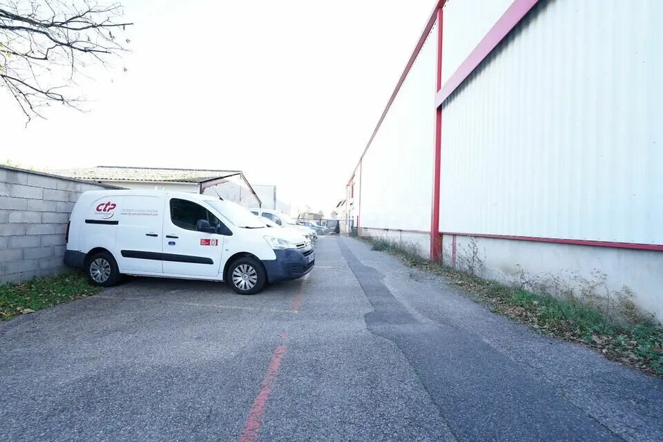 Flex in Messimy for lease Primary Photo- Image 1 of 5