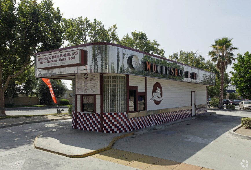 2715 W Foothill Blvd, Rialto, CA à louer - Photo principale - Image 3 de 4