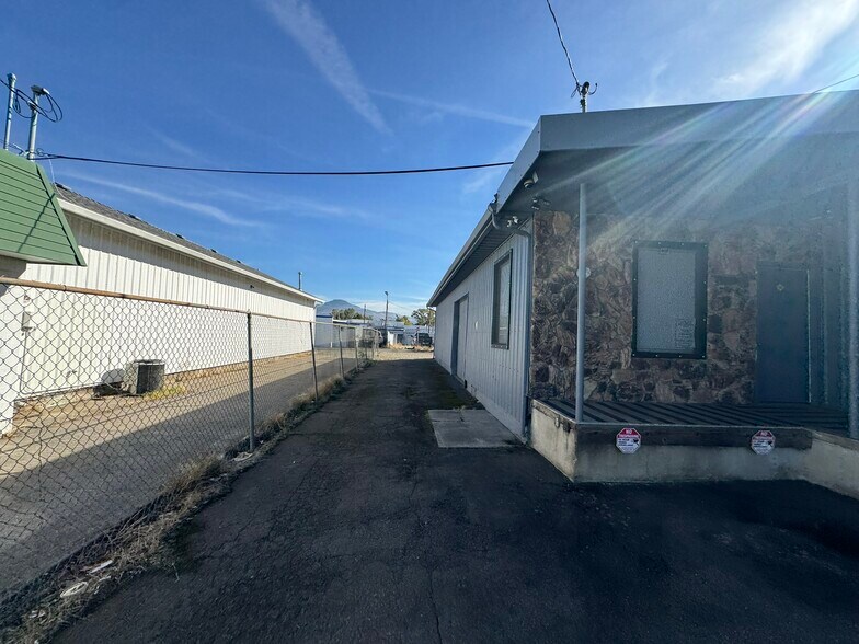 850 Beatty St, Medford, OR à louer - Photo du bâtiment - Image 2 de 23
