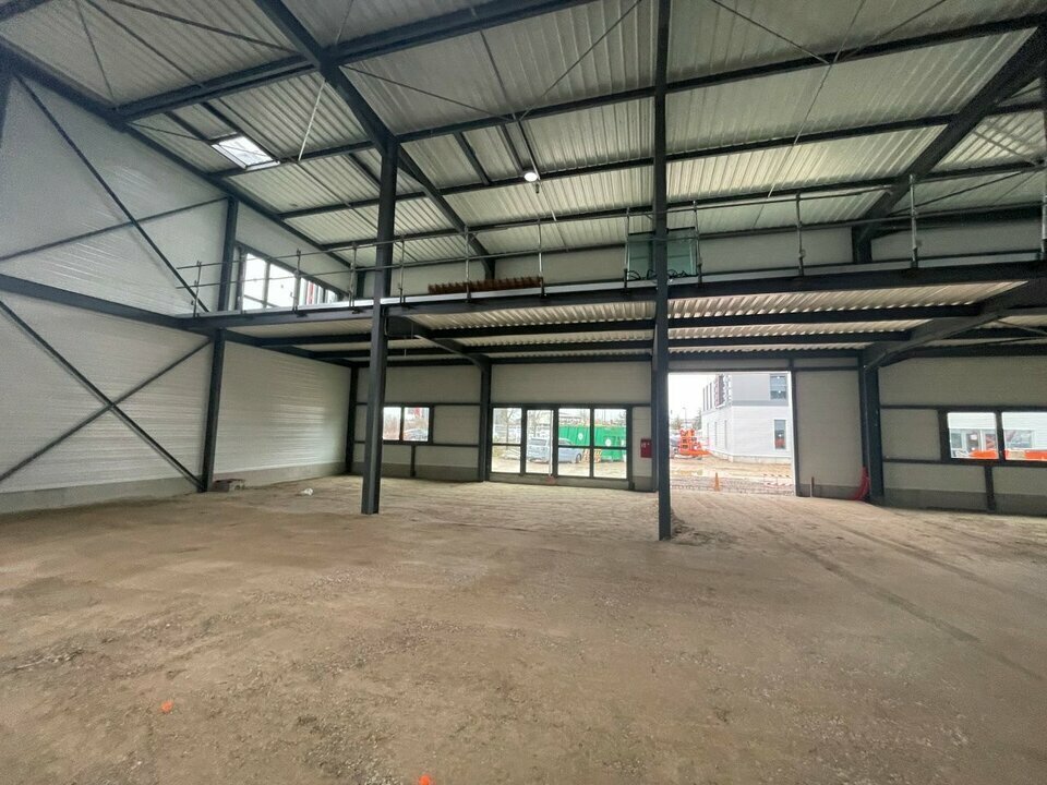 Flex in Vaulx-en-Velin for lease Building Photo- Image 1 of 11