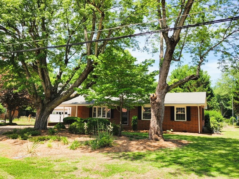 607 E Butler Ave, Liberty, NC à vendre - Photo du bâtiment - Image 2 de 61