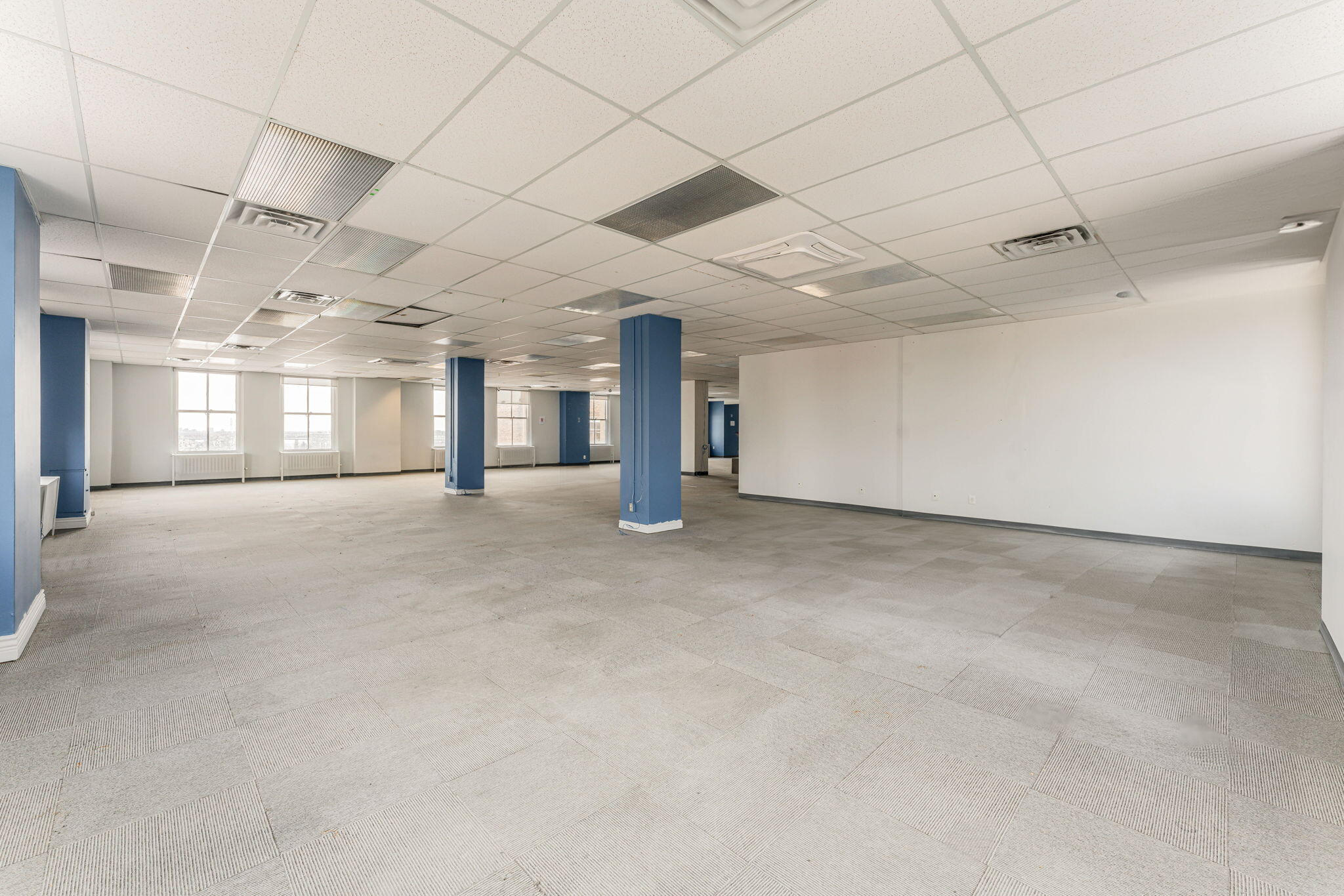 501-507 Pl d'Armes, Montréal, QC à louer Photo du bâtiment- Image 1 de 14