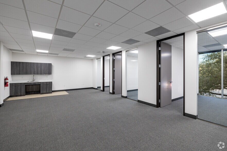 4318 Woodcock Dr, San Antonio, TX à vendre - Photo intérieure - Image 3 de 11