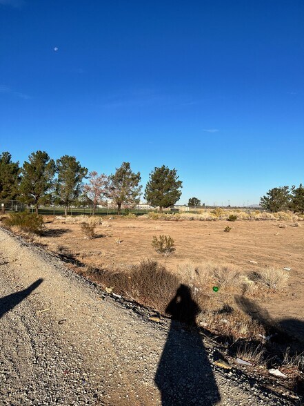 1001 Del Cerro St, Victorville, CA à vendre - Photo du bâtiment - Image 2 de 15