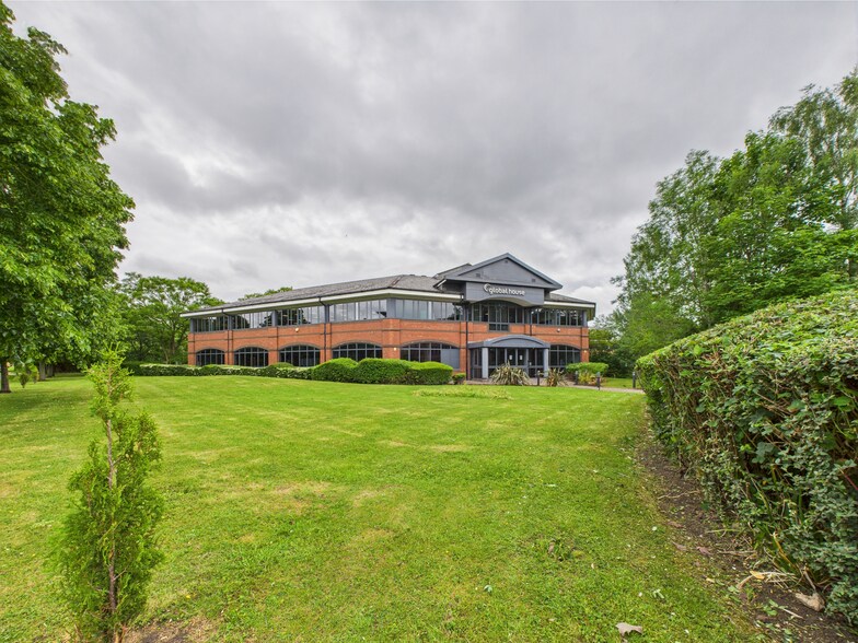 Westmere Dr, Crewe à louer - Photo du bâtiment - Image 2 de 2
