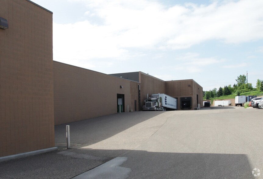 12255 N Ensign Ave, Champlin, MN à louer - Photo du bâtiment - Image 2 de 3