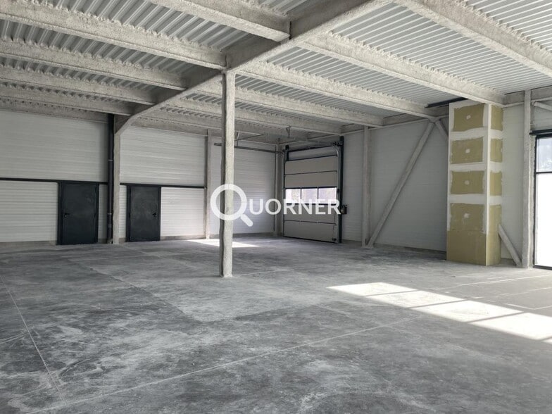 Retail in Frejus for lease - Interior Photo - Image 2 of 3